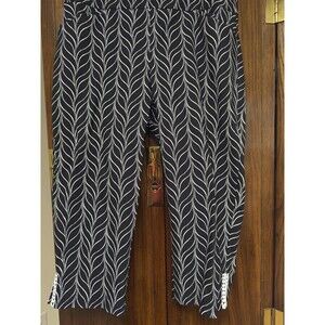 Chico’s Perfect Stretch Capri W/ankle Detail Black Chevron 2.5